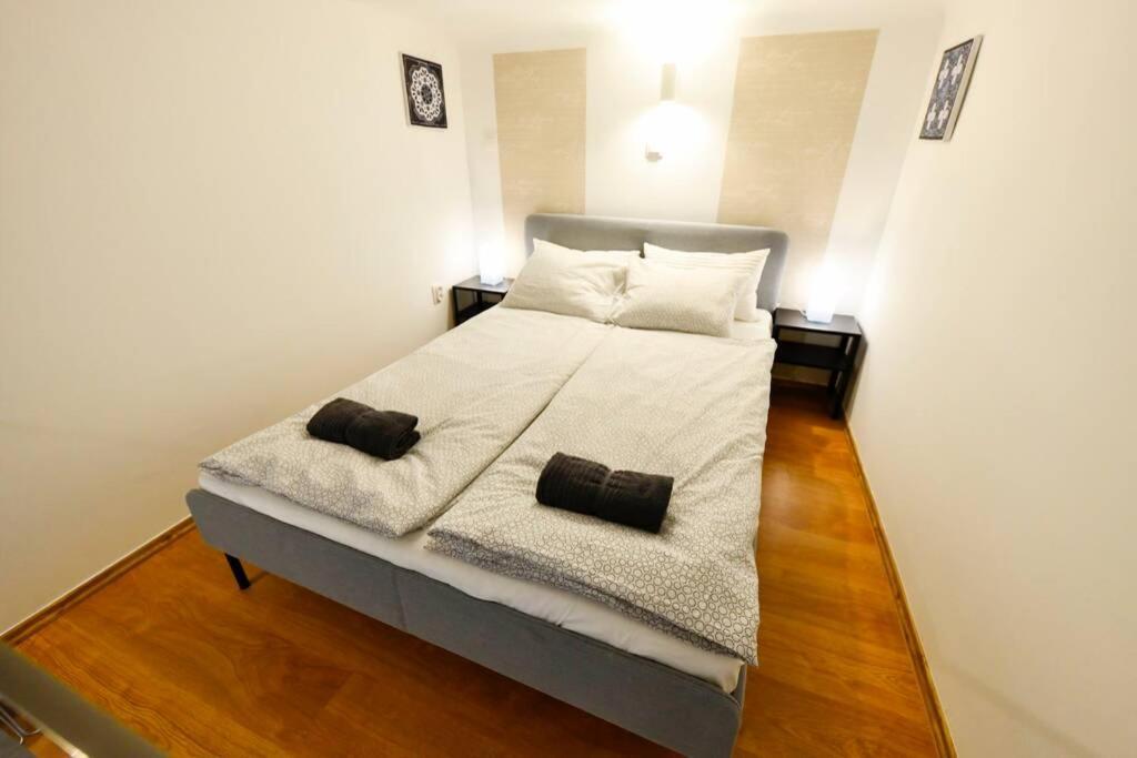 Cosy Two Bedroom Flat In Rottenbiller Str,Sky Budapest Bagian luar foto